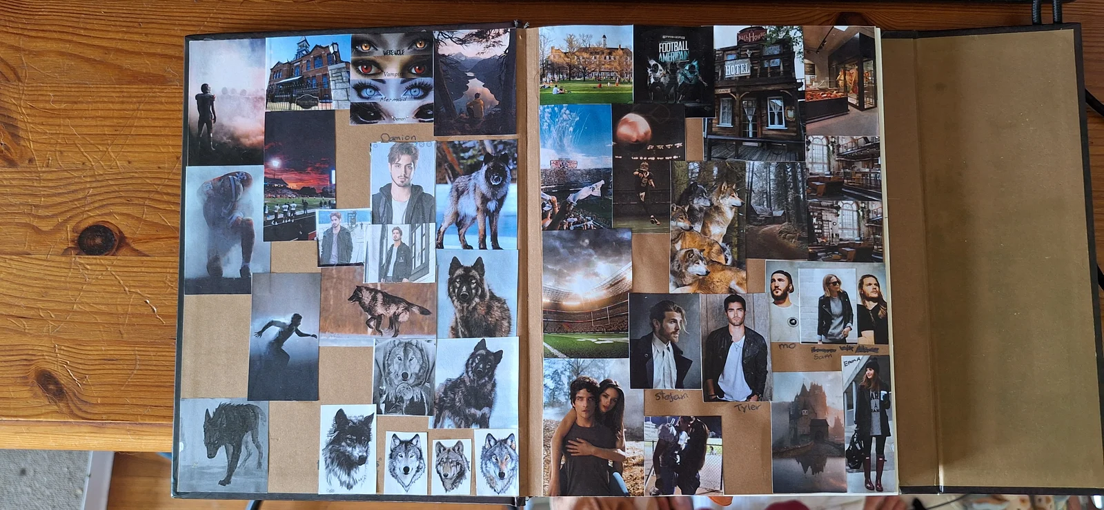 Een opengevouwen fysiek moodboard met opgeplakte portretten, wolven en landschapsbeelden